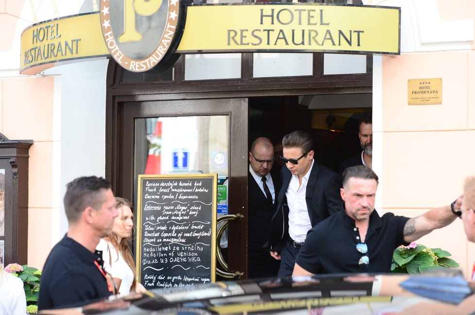 Karlovy vary, 7.7., 16:53: Jeremy Renner jedl v restauraci, kde jedl  i Gott, Malkovich či Banderas.