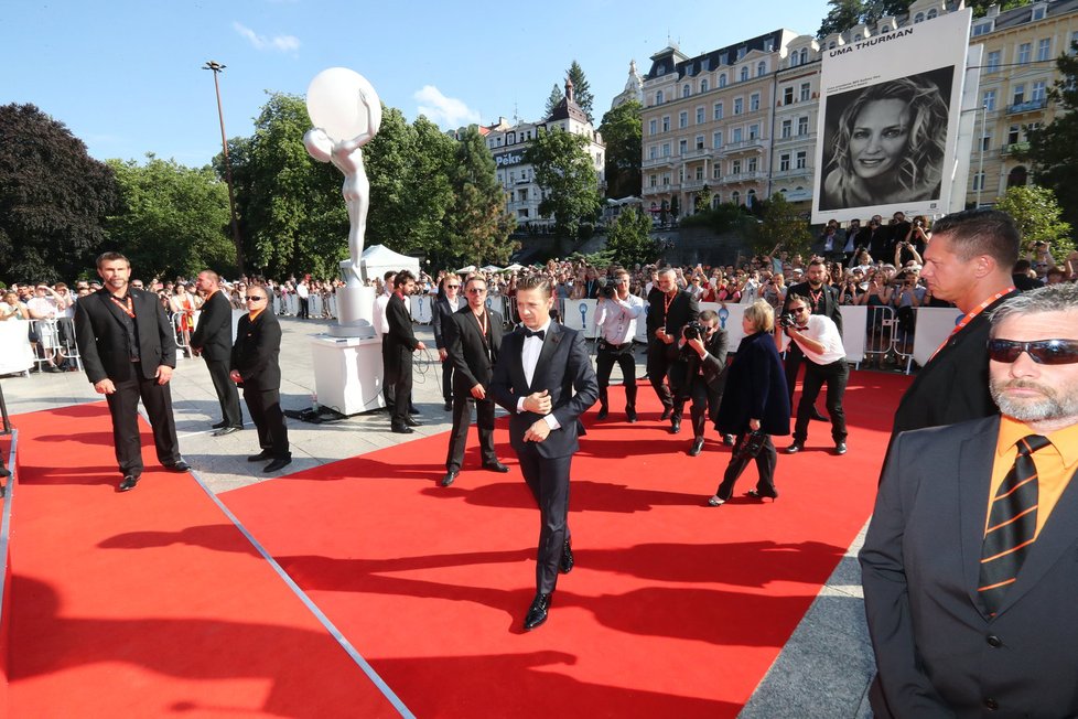 Jeremy Renner dorazil na závěrečný ceremoniál.