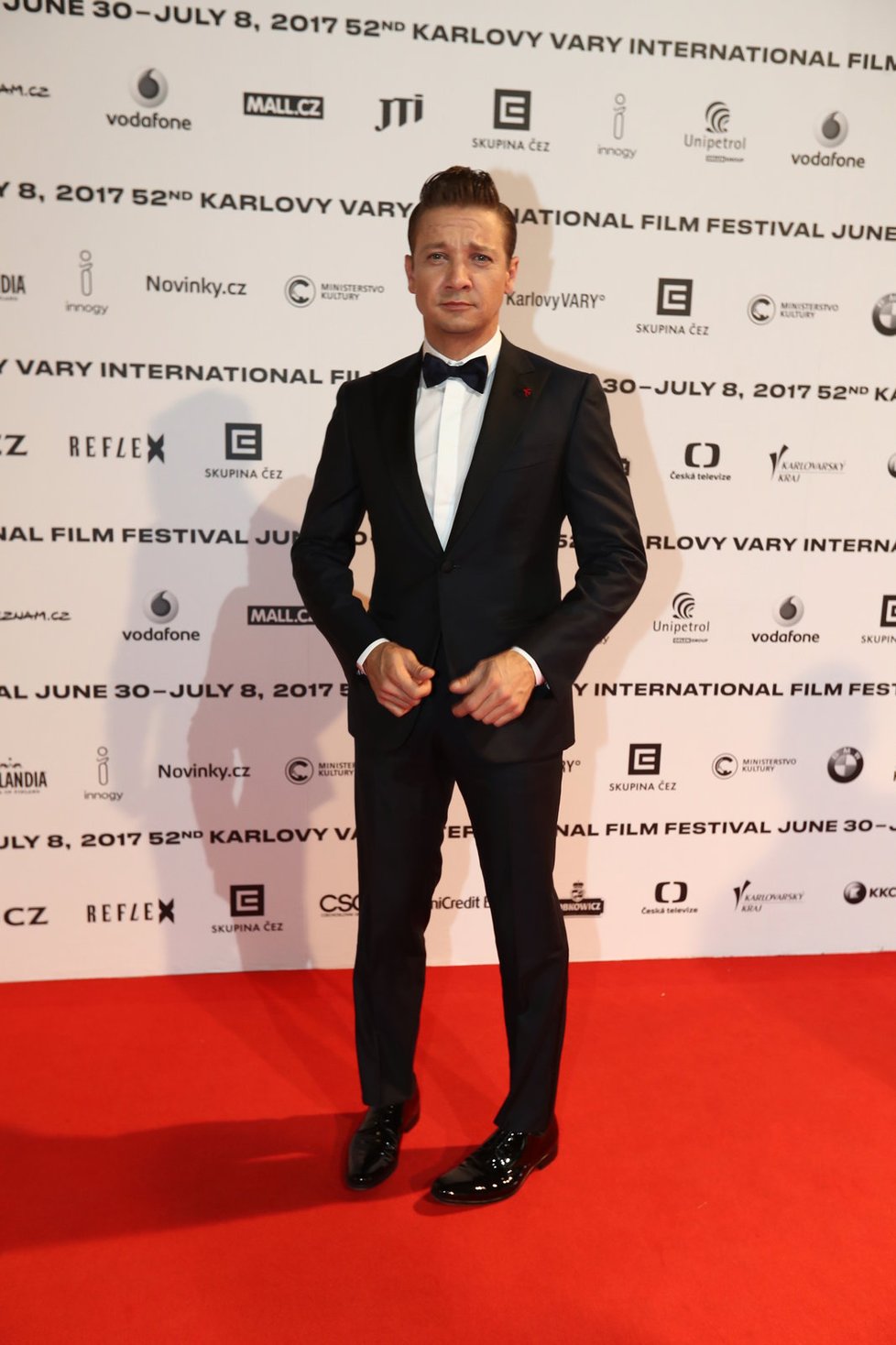 Jeremy Renner dorazil na závěrečný ceremoniál KVIFF.