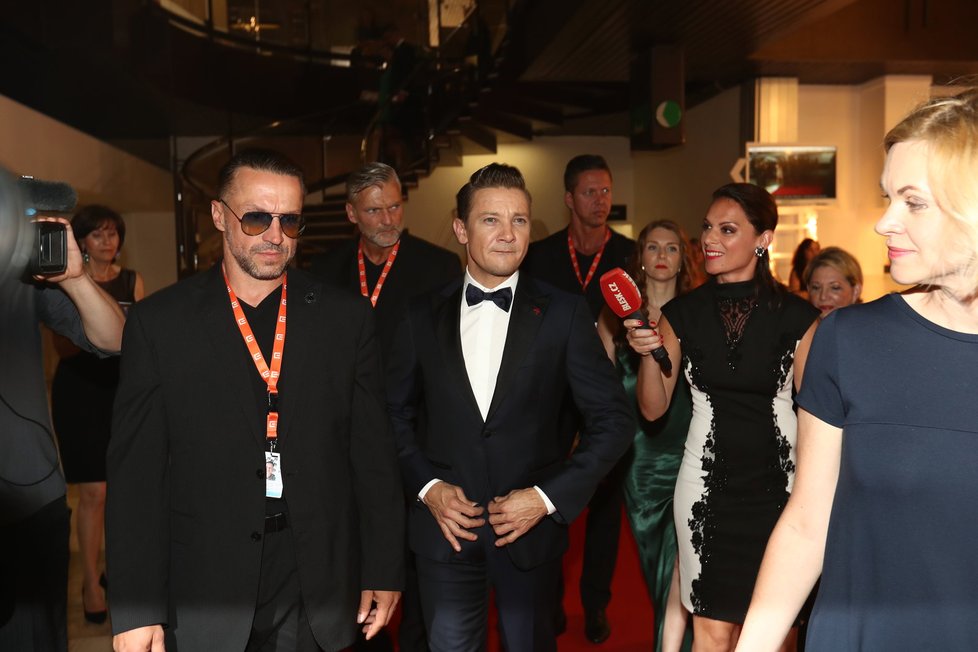 Jeremy Renner dorazil na závěrečný ceremoniál.