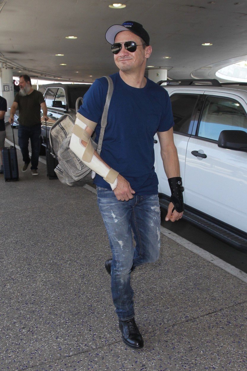 Jeremy Renner před odletem z Los Angeles