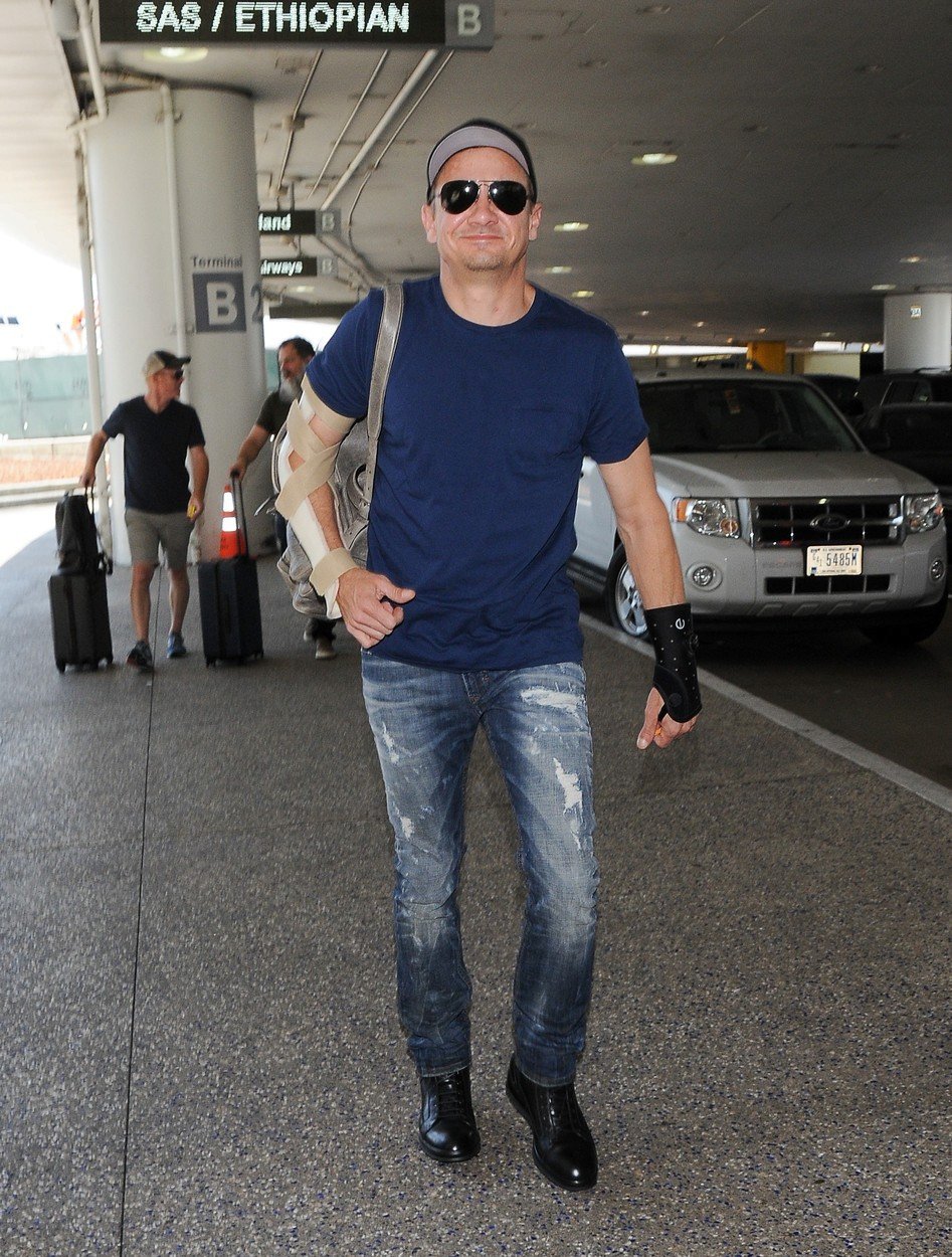 Jeremy Renner před odletem z Los Angeles