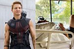 Hvězda Marvelu Jeremy Renner ukázal rehabilitace: Po nehodě s pluhem má více než 30 zlomených kostí!