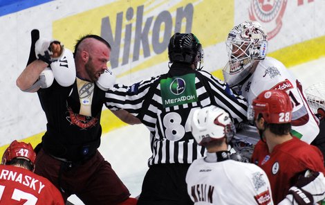 Yablonski (vlevo) se chová na ledě jako šílenec.