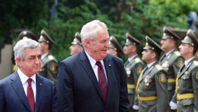 Prezident Miloš Zeman navštívil Arménii. Po jeho boku arménský exprezident  Serž Sargsjan.