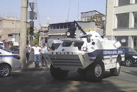 Ozbrojenci obsadili policejní stanici v Jerevanu. Drží rukojmí, hrozí povstáním