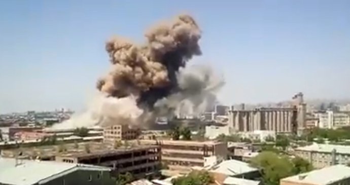 Obří výbuch v obchodním centru v Jerevanu: Plameny, dým a patrně i oběti v místě neštěstí