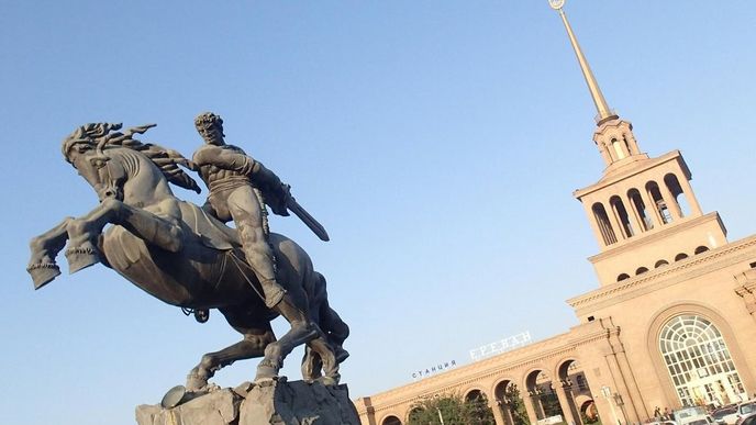 Jerevanské nádraží se sochou krále Davida. Rusko do euroasijské unie láká i Arménii