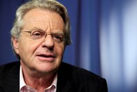 Zemřel kontroverzní moderátor Jerry Springer: Proslul pořady o nevěře a sexuálních úchylkách