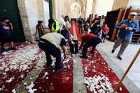 Bitka na Chrámové hoře: Muslimové házeli kamení po policistech, ti pak museli použít sílu