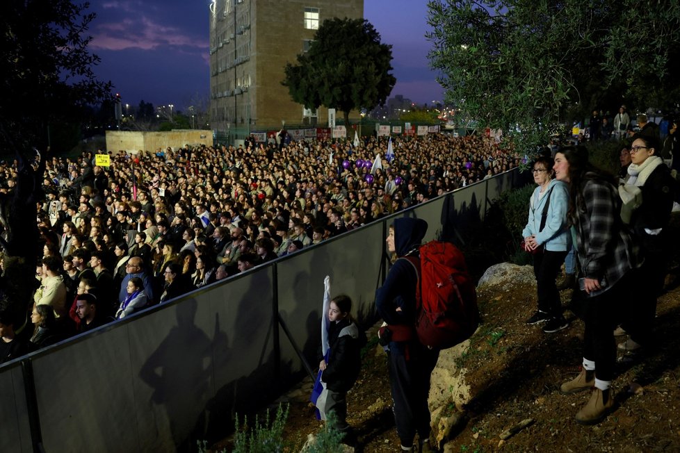 Jeruzalém: Izraelská mládež vedená skauty demonstruje za propuštění rukojmích Hamásu (28. 12. 2023).