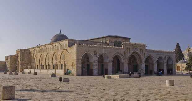 Izraelská policie v neděli zasahovala na Chrámové hoře ve východním Jeruzalémě proti Palestincům, kteří se údajně chystali napadnout židovské věřící.