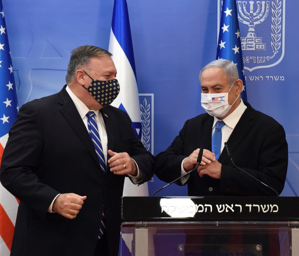 Americký ministr zahraničí Mike Pompeo Mike Pompeo a izraelský premiér Benjamin Netanyahu se v Jeruzalémě společně ukázali v rouškách.