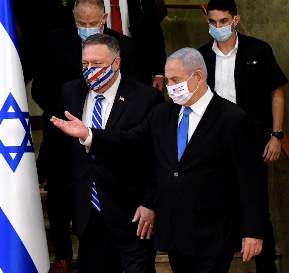 Americký ministr zahraničí Mike Pompeo Mike Pompeo a izraelský premiér Benjamin Netanyahu se v Jeruzalémě společně ukázali v rouškách.