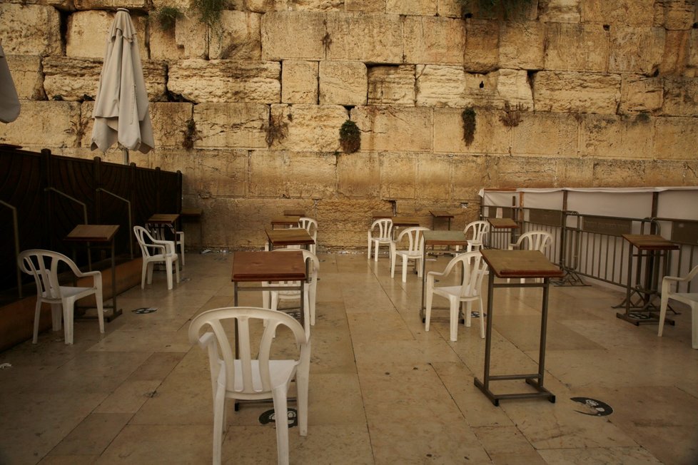 V Izraeli platí celoplošná uzávěra, ta se projevila i omezeními u Zdi nářků, nejposvátnějšího místa židovských věřících. Lidé jsou totiž obvykle zvyklí se této zdi dotýkat a líbat ji. (18. 9. 2020)