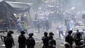 Incident se odehrál v době zvýšeného napětí mezi Izraelem a Palestinci kvůli sporu o nová izraelská bezpečnostní opatření na Chrámové hoře v Jeruzalémě.