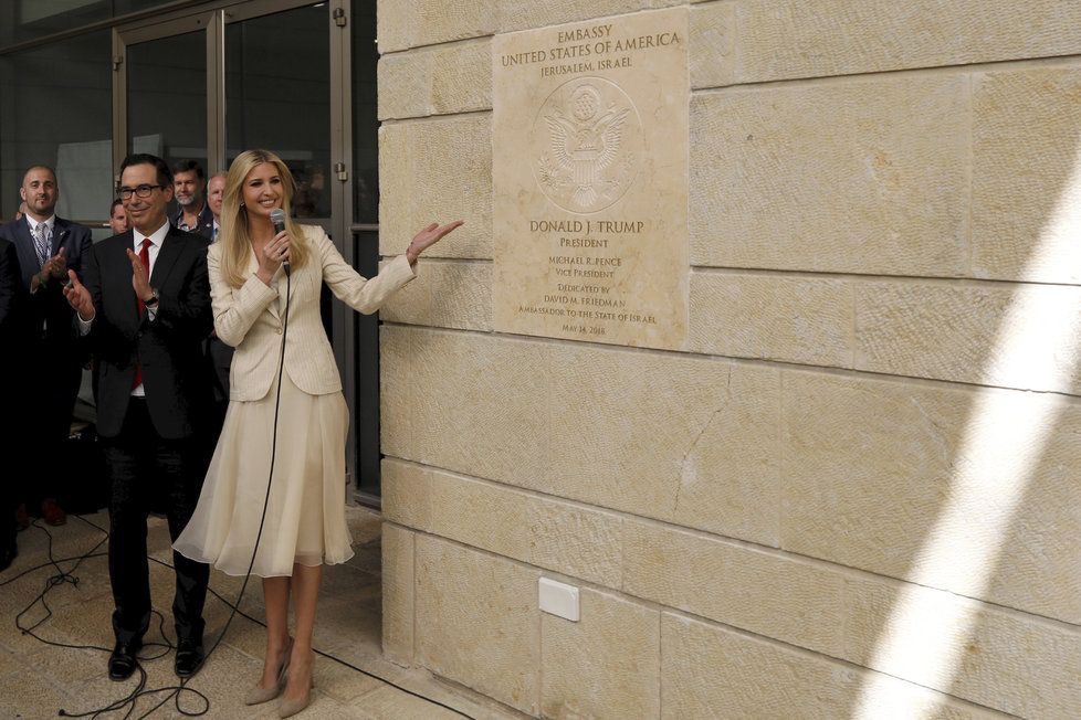 USA oficiálně otevřely americkou ambasádu v Jeruzalémě (14. 5. 2018). Slavnostního ceremoniálu se účastní dcera amerického prezidenta Ivanka Trumpová.