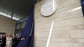 USA oficiálně otevřely americkou ambasádu v Jeruzalémě (14. 5. 2018). Slavnostního ceremoniálu se účastní dcera amerického prezidenta Ivanka Trumpová.