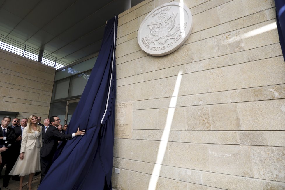 USA oficiálně otevřely americkou ambasádu v Jeruzalémě (14. 5. 2018). Slavnostního ceremoniálu se účastní dcera amerického prezidenta Ivanka Trumpová.