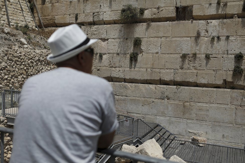 Z jeruzalémské Zdi nářků vypadl stokilový kámen. Jenom těsně minul ženu, která stála pod ním
