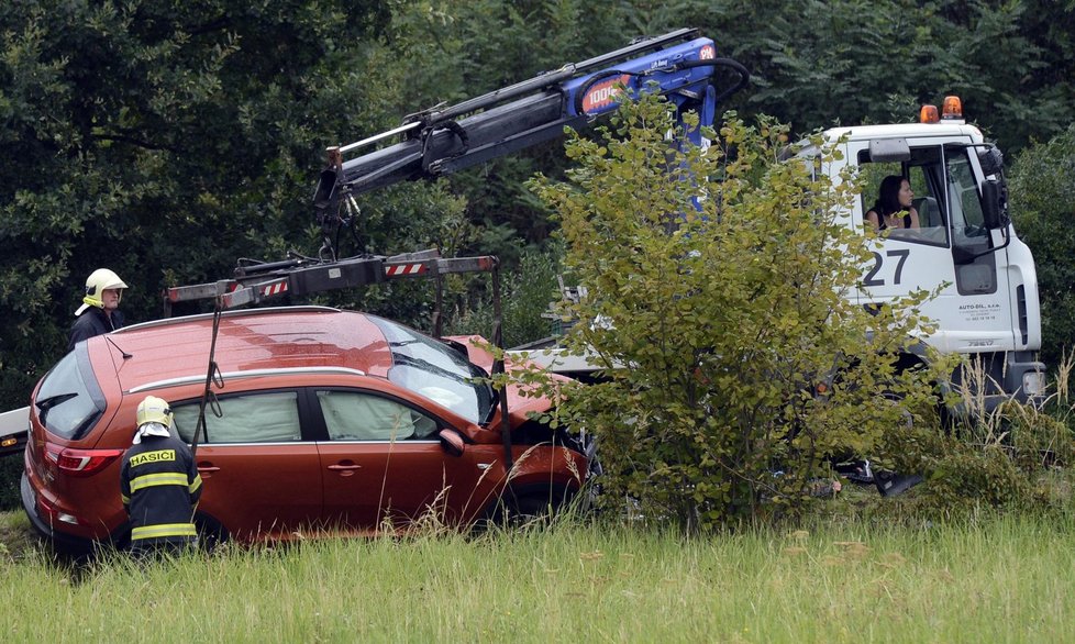 Při srážce dvou osobních aut u Jesenice zemřeli 3 lidé