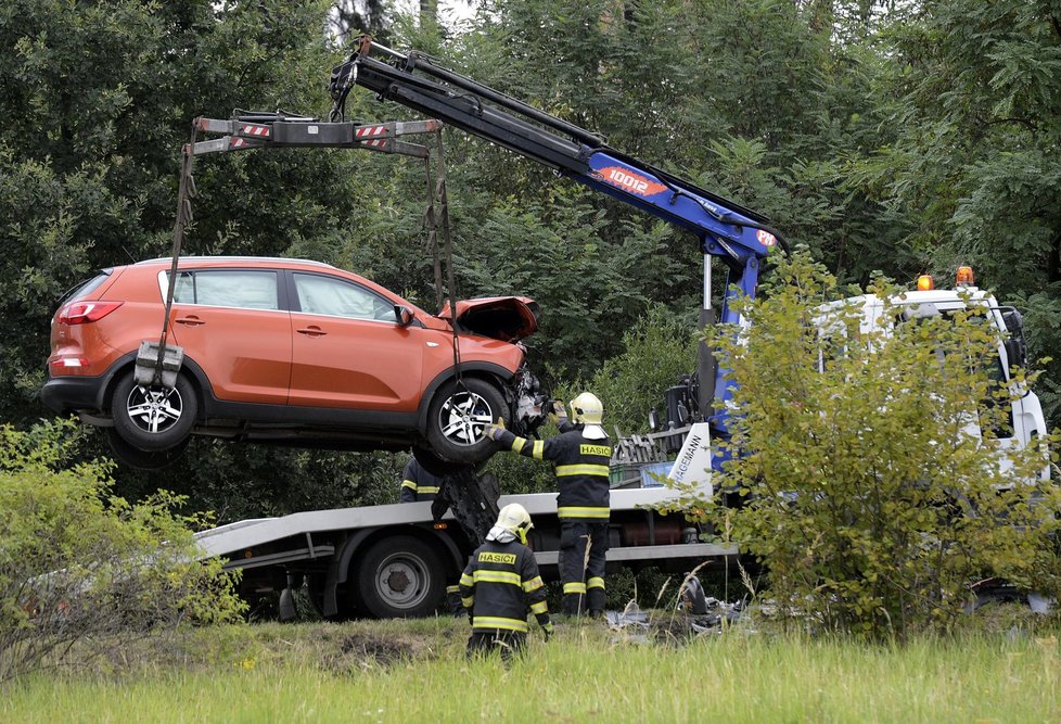 Při srážce dvou osobních aut u Jesenice zemřeli 3 lidé