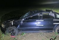 Auto plné opilců vyletělo ze silnice: Jeden zemřel, ostatní odmontovali značky a utekli
