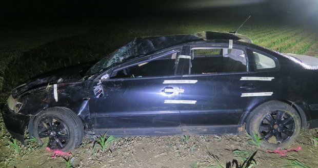 Opilý řidič (20) na Chebsku boural, spolujezdec (†22) zemřel, další dva spolu se šoférem odmontovali z auta registrační značky a utekli.