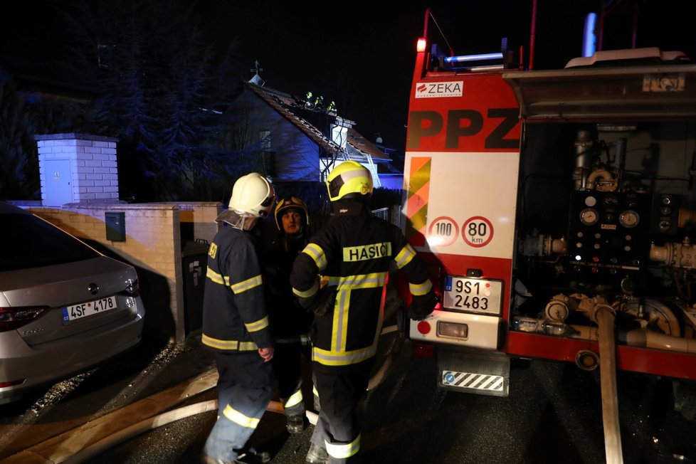 V Jesenici u Prahy hořel rodinný dům