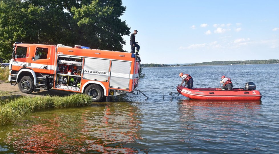 Na Jesenické přehradě u Chebu se převrátila loď, hasiči zachránili muže a ženu.