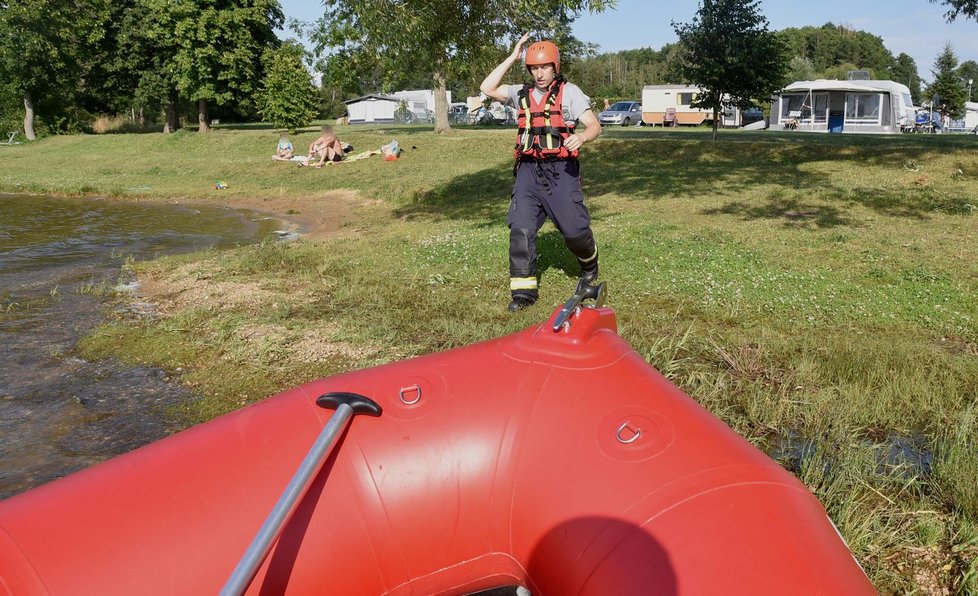 Na Jesenické přehradě u Chebu se převrátila loď, hasiči zachránili muže a ženu.