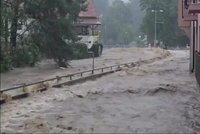 „Nevycházejte ven!“ Videa zachytila valící se vodu ulicemi Jeseníku. Bortí se první domy