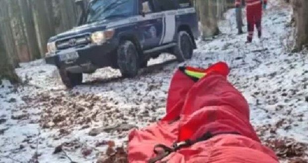 Záchranáři hledali v Jeseníkách zraněnou turistku (50), mobil je navedl špatným směrem.