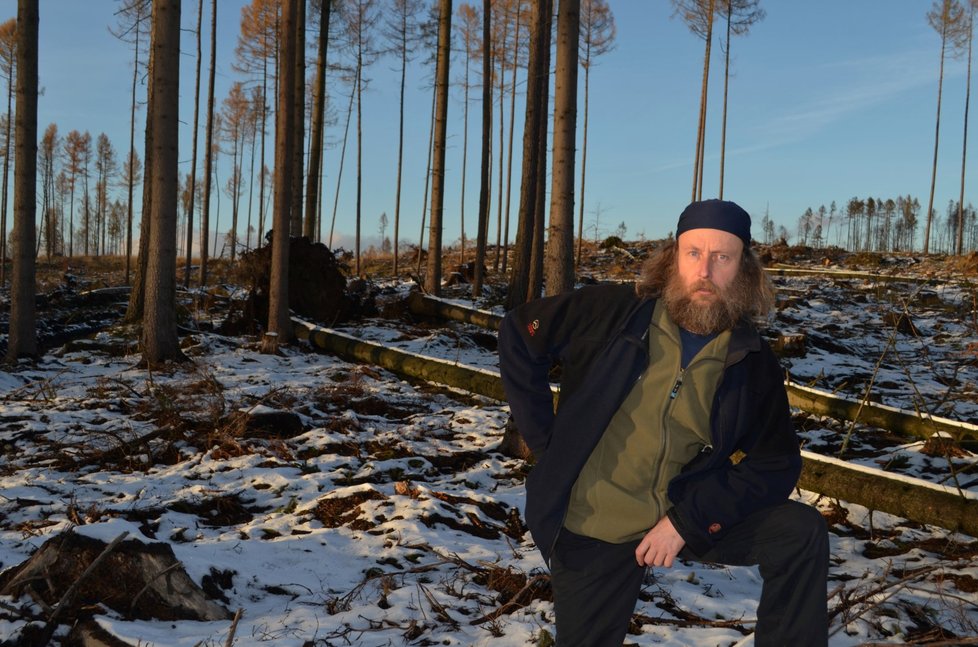 Ekolog Ivo Dokoupil v lesích nedaleko Vrbna pod Pradědem.