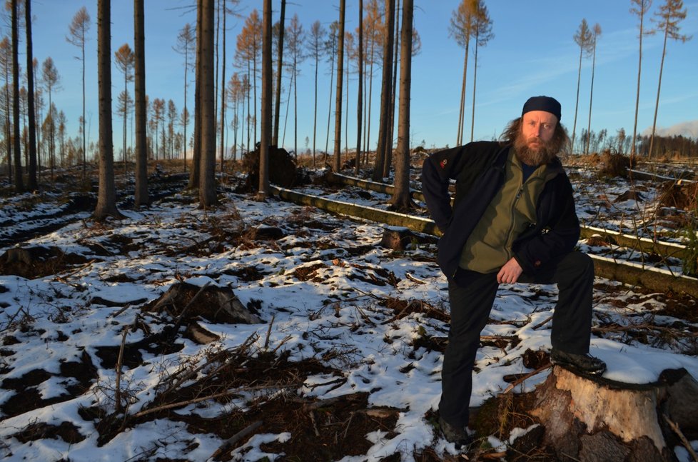 Ekolog Ivo Dokoupil v lesích nedaleko Vrbna pod Pradědem