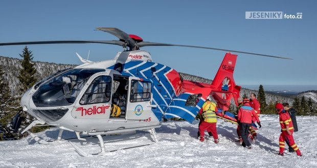 Děsivá nehoda malého snowboardisty: Chlapce (13) do nemocnice transportoval vrtulník.
