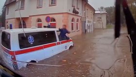 Hasiči zveřejnili drastické záběry z povodně v Jeseníku.