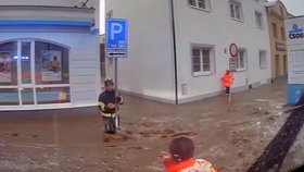 Hasiči zveřejnili drastické záběry z povodně v Jeseníku.
