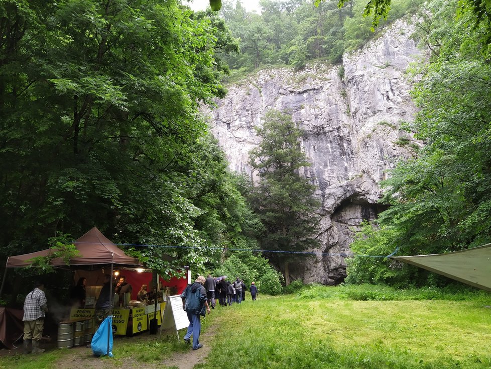 Poslední šanci navštívit letos Býčí skálu mají lidé příští víkend 27. a 28. června.