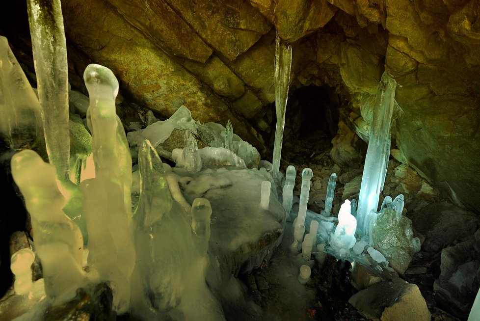 Unikátní ledová jeskyně je sice blízko silnice, ale v těžko přístupném svahu. Ani místní lidé z Dolní Lomné ji neznají.