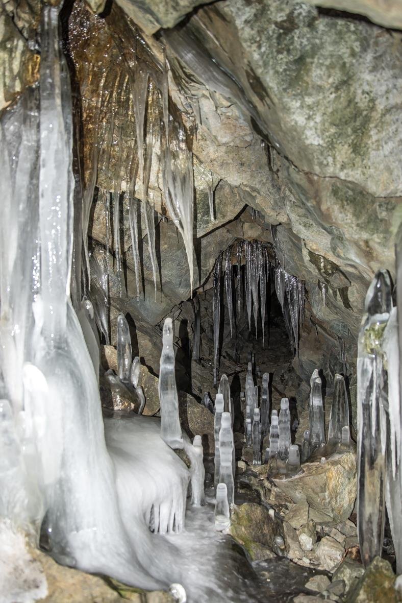 Unikátní ledová jeskyně je sice blízko silnice, ale v těžko přístupném svahu. Ani místní lidé z Dolní Lomné ji neznají.