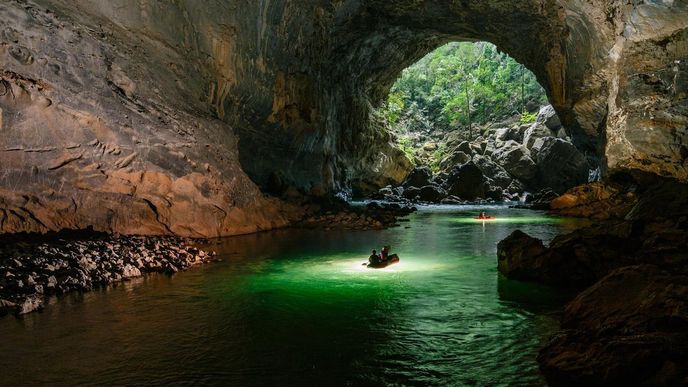 Jeskynní řeka Tham Khoun Xe v Laosu