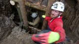 Senzace! V Moravském krasu jeskyňáři objevili pod haldou odpadků novou propast
