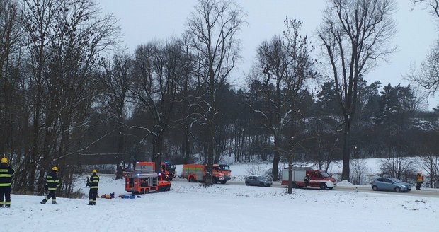 V nepřístupné jeskyni v Moravském krasu zraněn muž, hasiči ho budou dostávat ven.