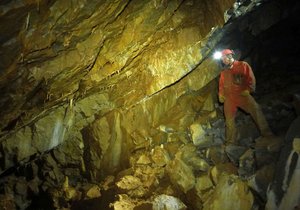 Ve volném času hloubila parta nadšenců v jeskyni průzkumnou chodbu, aby pronikla do dalších podzemních prostor. Po 10 letech dřiny objevila dóm o rozměrech 40x20 metrů.