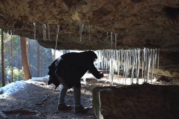 Při focení turisté pod krápníky zapalují svíčky.