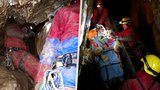Temné, tajemné, úzké a děsivé: Hasiči z Olomoucka trénovali záchranu v jeskyních