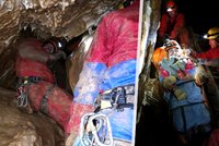 Temné, tajemné, úzké a děsivé: Hasiči z Olomoucka trénovali záchranu v jeskyních