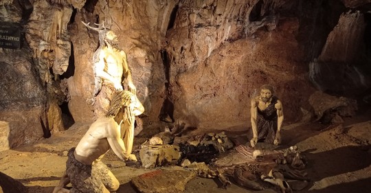 V okolí Litovle můžete objevit pravěké jeskyně i honosná zámecká sídla