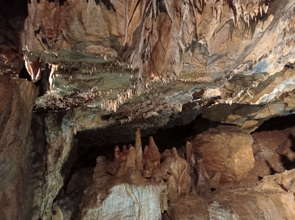 Krápníky (stalaktity) a stalagmity v Mladečských jeskyních
